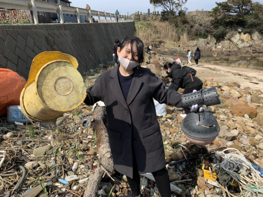 UWC ISAK Japan alum B (Vietnam, Class of 2020) collecting trash during a Nippon Foundation trip in Fukui prefecture