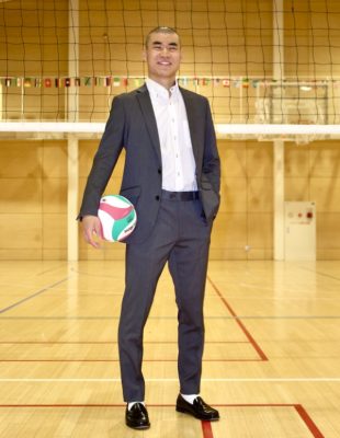 Simon (New Zealand / Class of 2022) UWC ISAK Japan student holding a volley ball in the gym