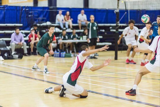 Simon (New-Zealand / Class of 2022) UWC ISAK Japan students playing in a volleyball tournament