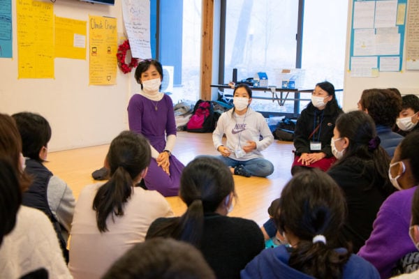 students gather to discuss leadership with Lin Kobayashi