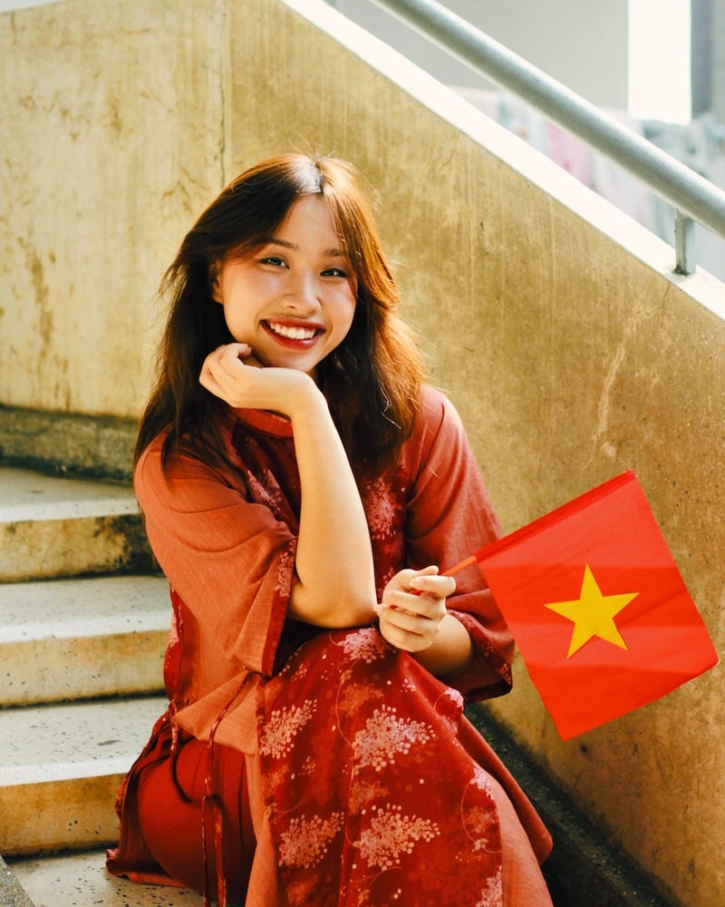 UWC ISAK Japan alumna An posing with the Vietnam flag